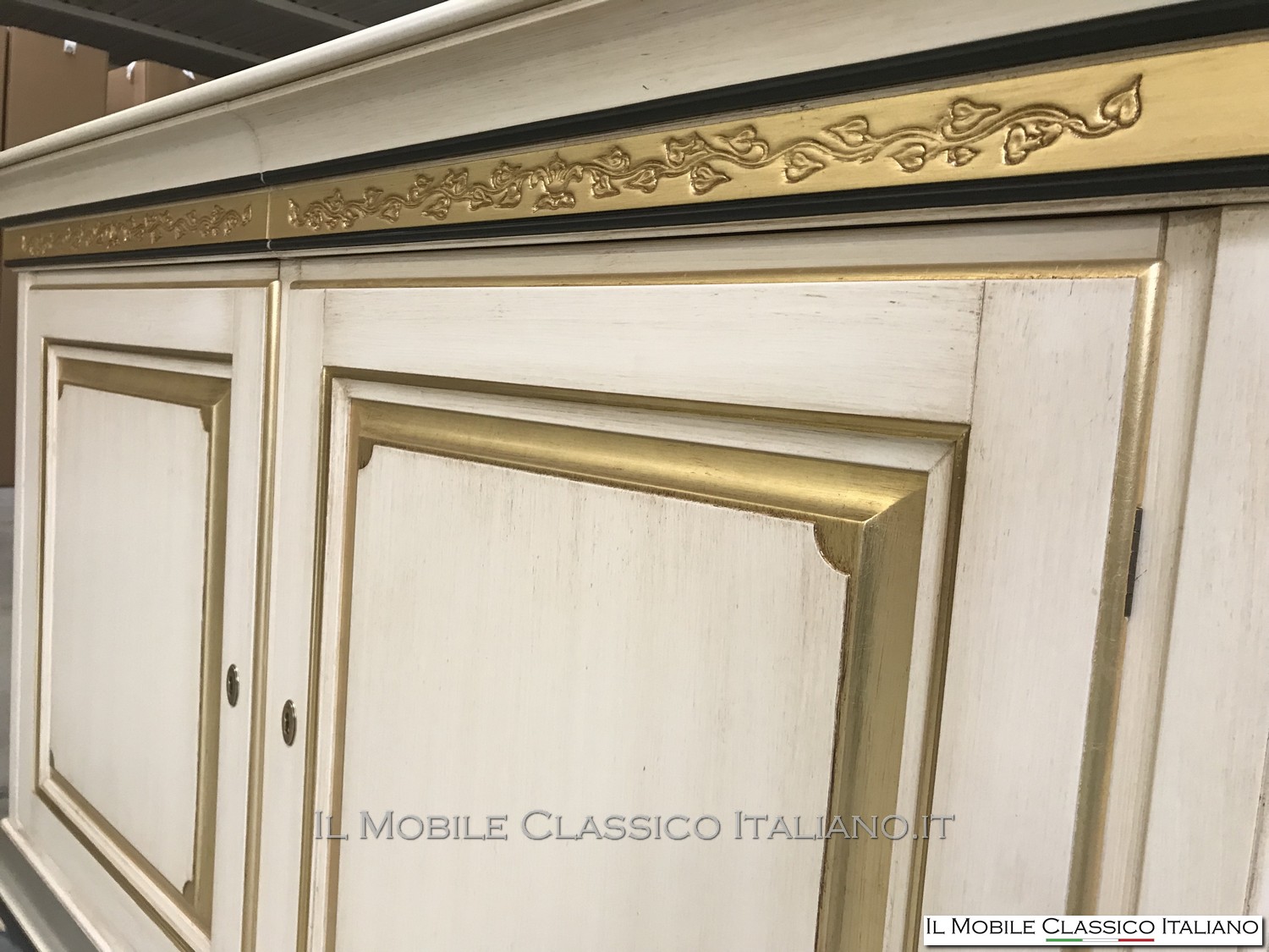 Credenza classica con decoro personalizzata